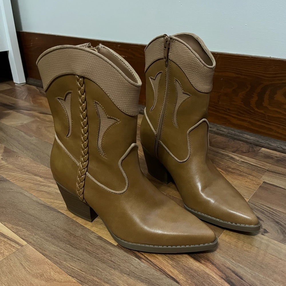 Universal Thread Women’s Shana Cowboy Boots Cognac Brown